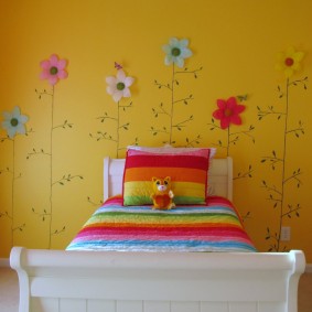 Dekors ar ziediem krāsotas sienas