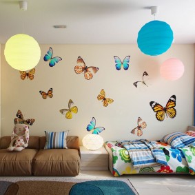Pillangó dekoráció egy festett falon