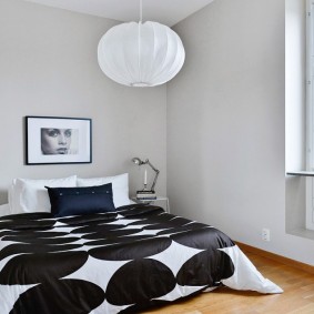Guļamistabas interjers ar minimālu mēbeļu daudzumu