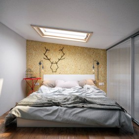 Уска спаваћа соба са широким креветом