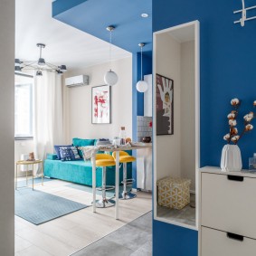 Blauwe kleur in het ontwerp van een klein appartement