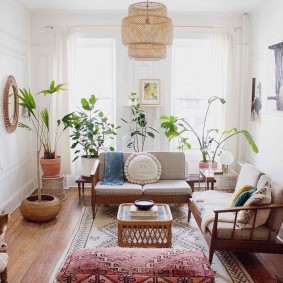 Eco-stijl in het interieur van een kleine kamer