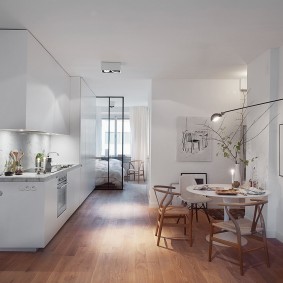 Houten vloer in appartement in Scandinavische stijl