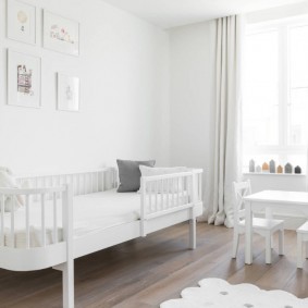 lit blanc pour un petit enfant