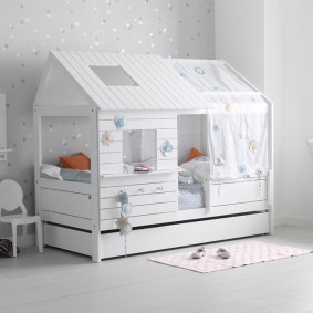 Kinderbed in de vorm van een huis