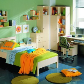Chambre d'enfant avec meuble armoire