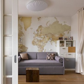 Carte du monde sur le mur derrière le canapé