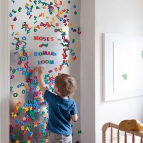Mur magnétique dans une chambre d'enfant