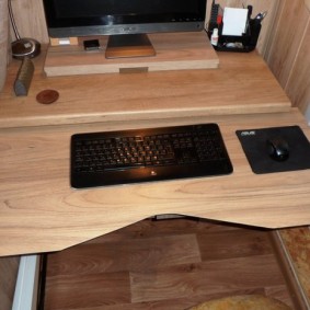 Uitschuifbare computer desk top