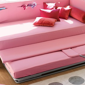 Roze bed met uittrekbaar gedeelte