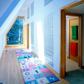 Couloir étroit avec tapis de puzzle