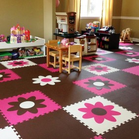Marguerites colorées sur les puzzles du tapis