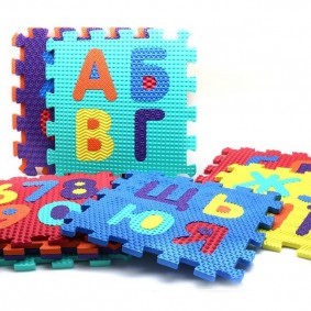 Puzzles d'un tapis pour enfants avec des lettres russes