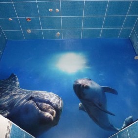 דולפינים על הרצפה בחדר האמבטיה של הדירה