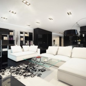 Wohnbereich mit weißen Möbeln