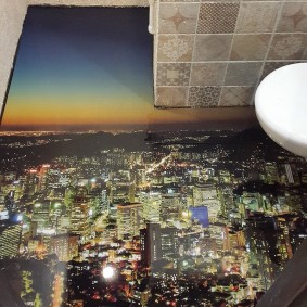 Boden mit dem Bild der Nachtstadt in der Toilette des Plattenhauses
