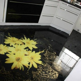 Glancēta grīda moderna stila virtuvē