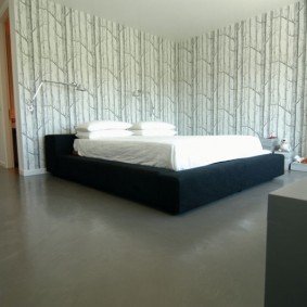 Schlafzimmer mit breitem Bett