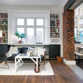 Bakstenen scheidingswand in een licht appartement