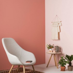 The combination of pink and peach colors in the interior of the living room
