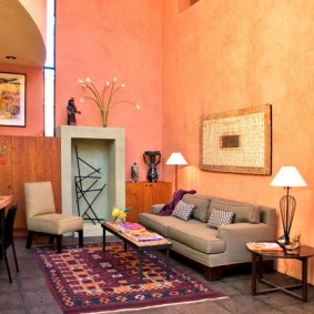 Dzīvojamās istabas sienu krāsošana ar persiku krāsu