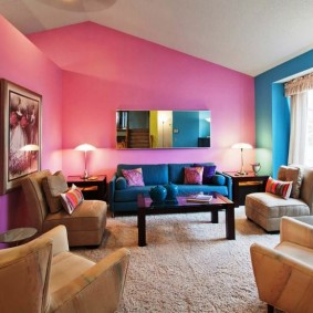 A rózsaszín és a kék szín kombinációja a terem belsejében