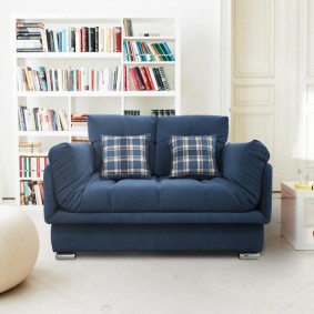 Sofa gấp màu xanh cho một học sinh