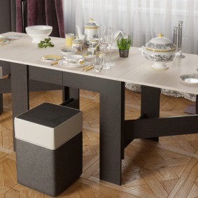 Uma mesa com uma mesa branca sobre uma base escura