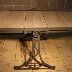 Tavolo pieghevole su telaio in acciaio per interni a soppalco