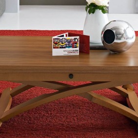 Konvertibilis asztal görgőkkel a nappaliban
