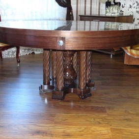 Okrúhly drevený stôl