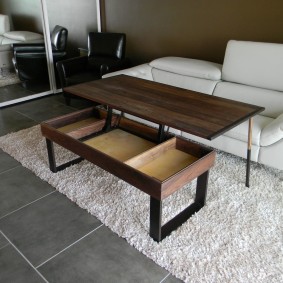 Összecsukható asztal egy könnyű szőnyegen