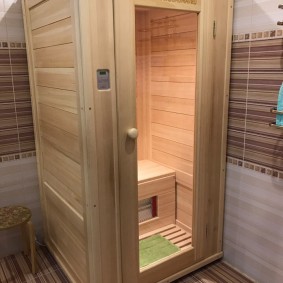 Zelfgemaakte grenen plank mini-sauna