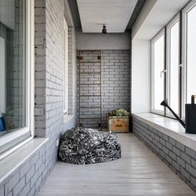 Grijze tinten in het interieur van het balkon