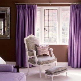 Fialové záclony v krásnej obývacej izbe