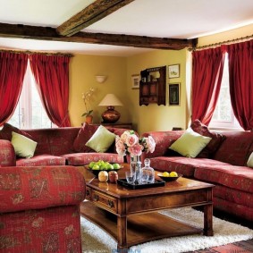 Røde gardiner i stuen med sofaer