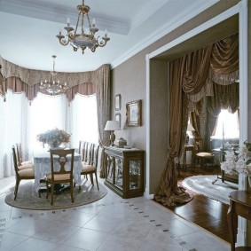 Dekor gardiner dörröppning i vardagsrummet