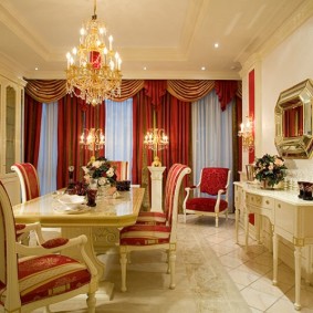 Beige möbler i hallen med vinröd gardiner