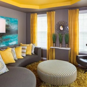 Tirai kuning di ruang tamu moden
