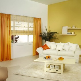 Hvit sofa nær den gule veggen