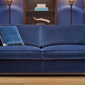 Zils dīvāns ar auduma apdari