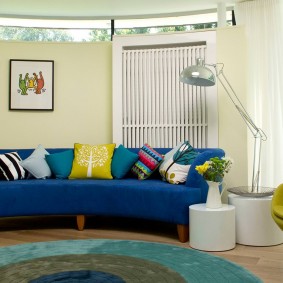 Bågformad soffa i blå toner