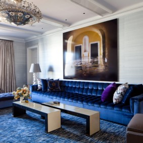Modrý koberec v modernej obývacej izbe