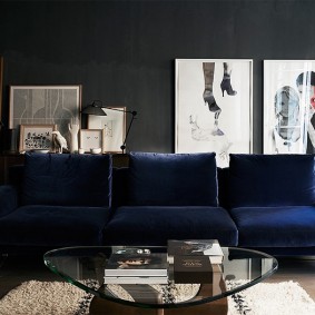Blå sofa i et mørkt interiør