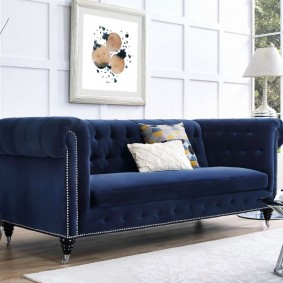 Zils dīvāns uz plānām kājām