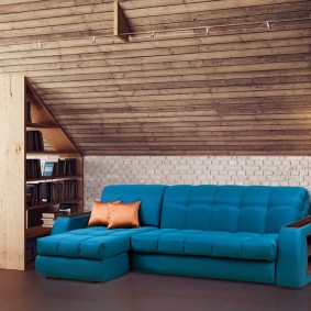 Corner sofa sa attic ng isang pribadong bahay