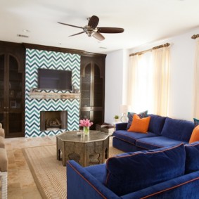 Blå möbler i vardagsrummet i en stadslägenhet