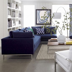 Grått vardagsrumsgolv med blå soffa
