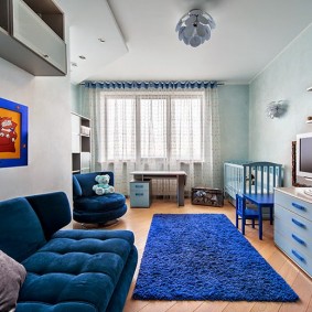Obdĺžnikový modrý koberec