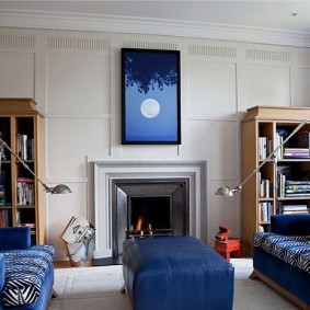 Niebieski obraz nad kominkiem w salonie